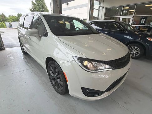 Used 2020 Chrysler Pacifica Touring w/ S Appearance Package FWD image 1