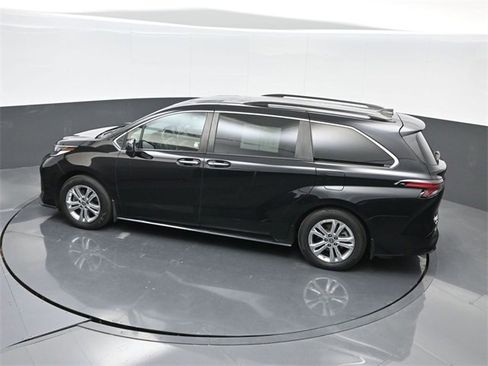 Used 2022 Toyota Sienna XSE image 45
