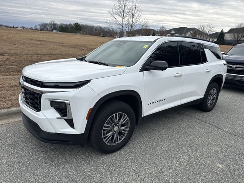 Certified 2025 Chevrolet Traverse LT w/ Driver Confidence Package image 5