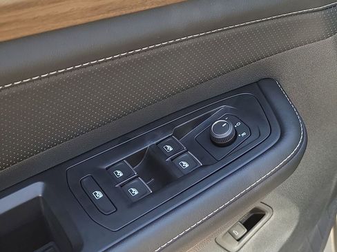 Used 2025 Volkswagen Atlas SE image 22