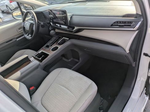 Used 2024 Toyota Sienna LE image 32