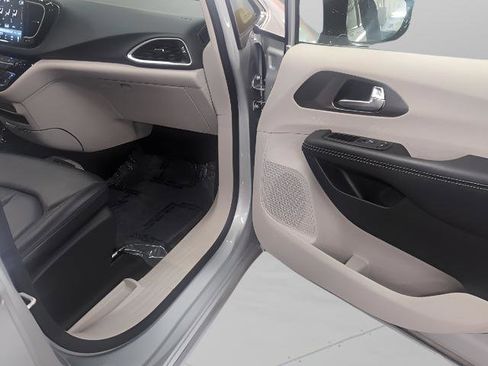 Used 2024 Chrysler Pacifica Touring-L image 24