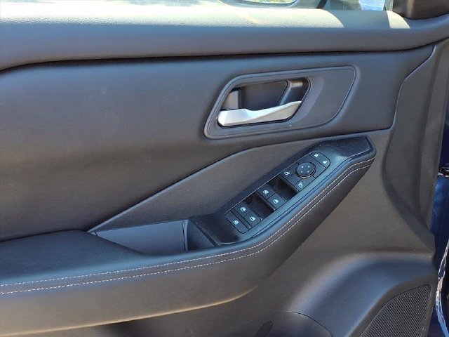 Used 2025 Nissan Rogue SV AWD/4WD image 14