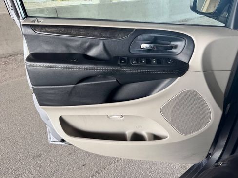 Used 2016 Chrysler Town & Country Touring FWD image 21