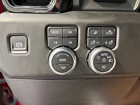 Used 2025 GMC Sierra 2500 AT4 w/ AT4 Premium Plus Package AWD/4WD image 17