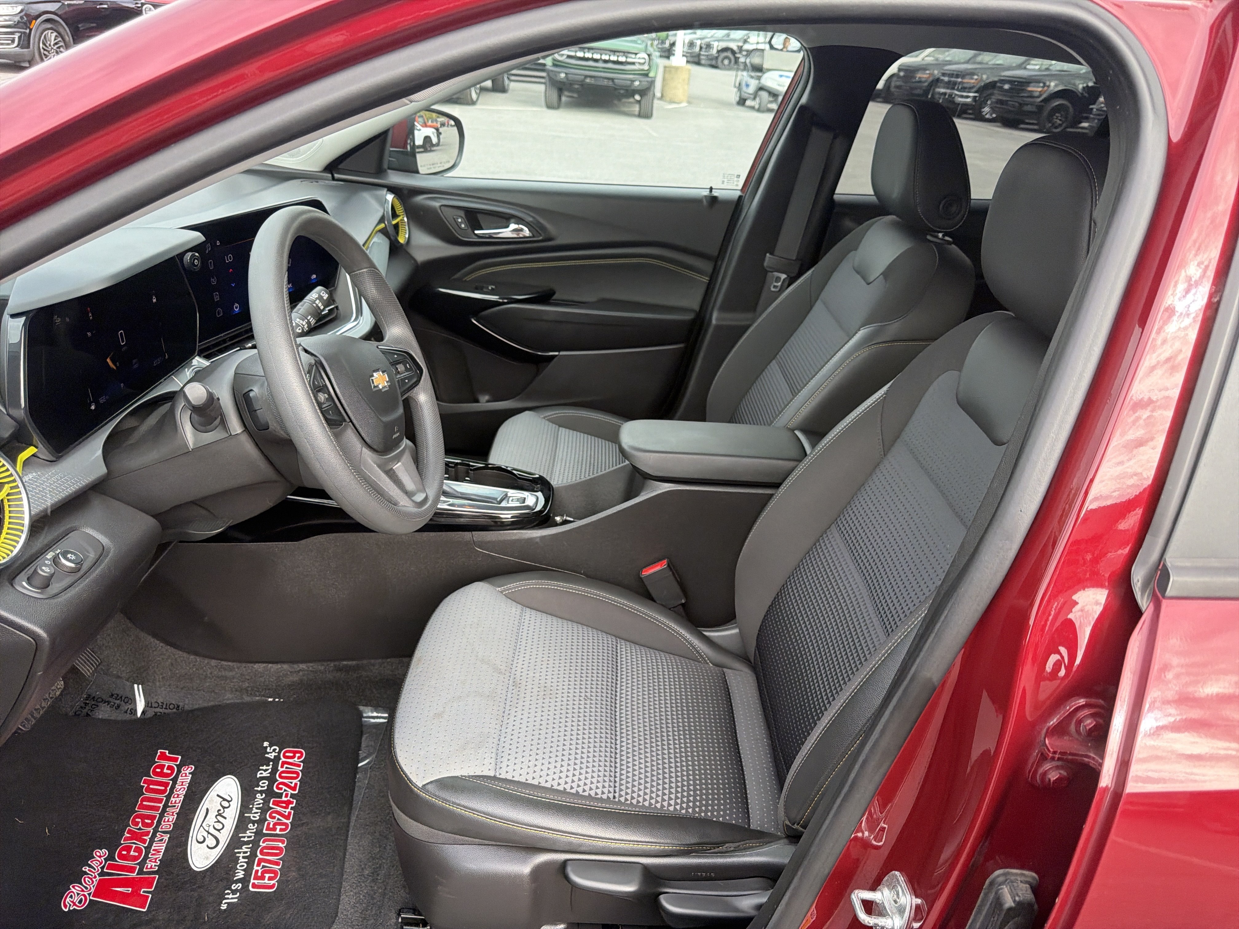 Used 2025 Chevrolet Trax LT FWD image 12