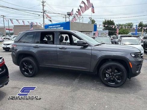 Used 2023 Jeep Grand Cherokee Altitude image 13