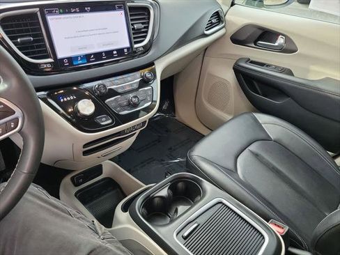 Certified 2024 Chrysler Pacifica Touring-L image 14