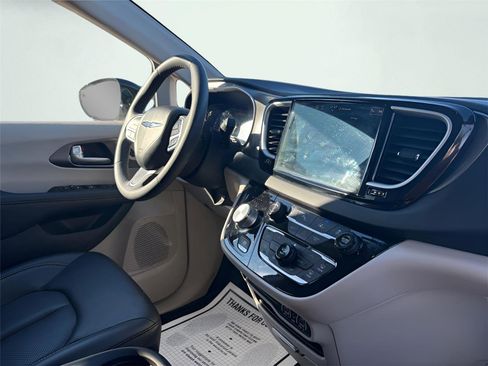Used 2024 Chrysler Pacifica Touring-L image 17