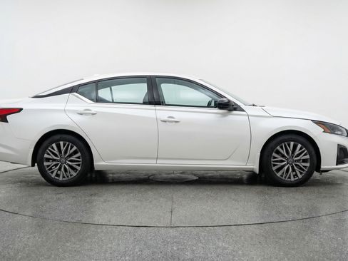 Used 2025 Nissan Altima 2.5 SV image 11