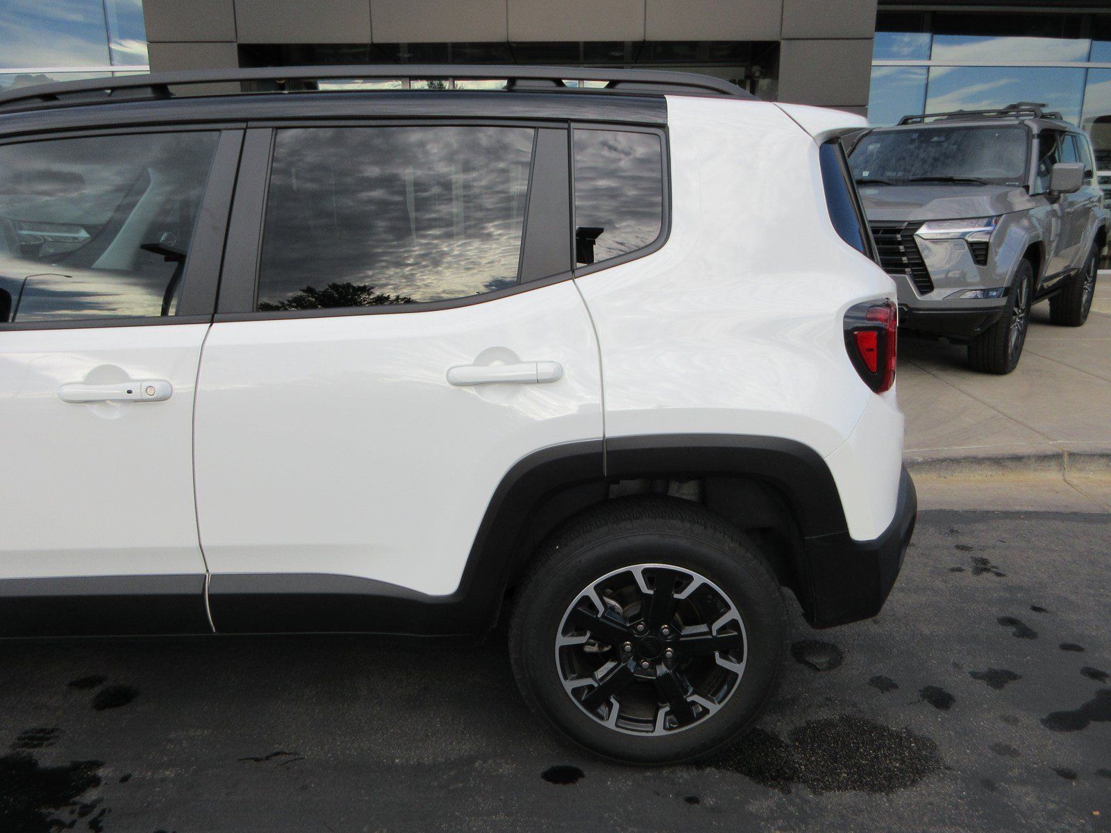 Used 2023 Jeep Renegade Trailhawk w/ Sun/Sound Group AWD/4WD image 7