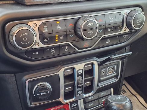 Used 2023 Jeep Gladiator Mojave w/ Cold Weather Group image 15