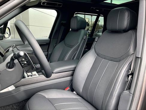New 2025 Land Rover Range Rover SE image 9