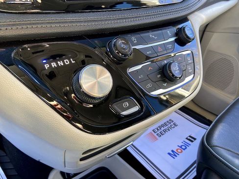 Used 2018 Chrysler Pacifica Limited image 15