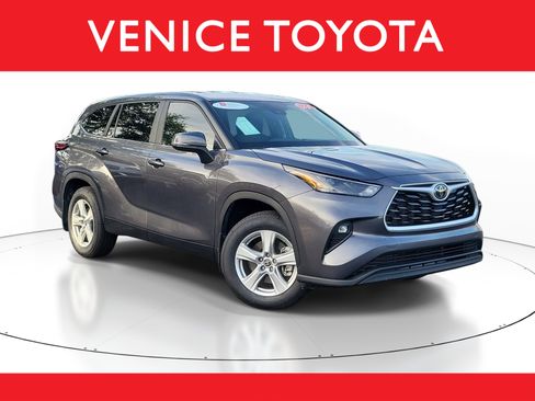 Certified 2024 Toyota Highlander LE AWD/4WD image 1
