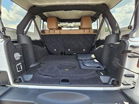 Used 2018 Jeep Wrangler Unlimited Rubicon w/ Connectivity Group AWD/4WD image 19