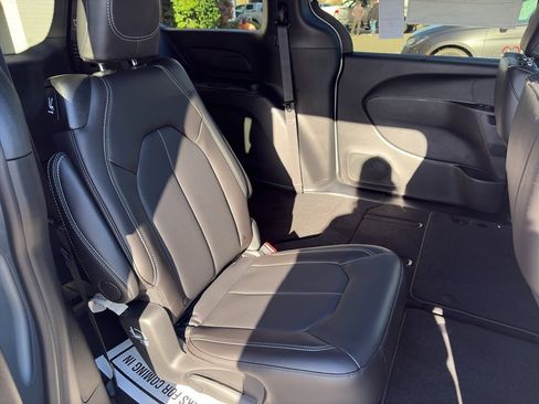 New 2026 Chrysler Pacifica Select image 19