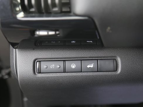 Used 2025 Nissan Pathfinder SV image 10