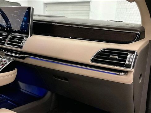 Used 2024 Lincoln Navigator Reserve image 17
