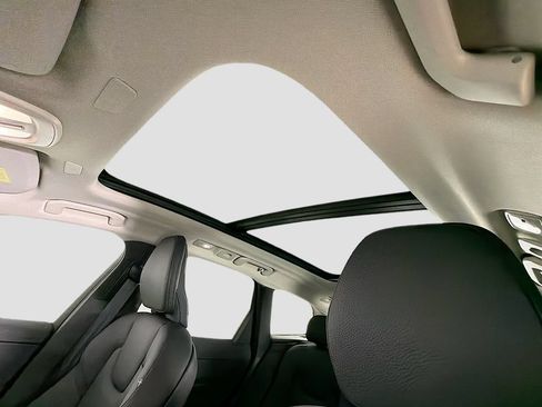 Certified 2023 Volvo XC60 B5 Plus AWD/4WD image 22