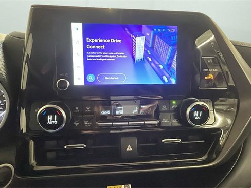 Used 2024 Toyota Highlander XLE image 10