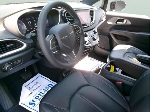 Used 2025 Chrysler Pacifica Select FWD image 13