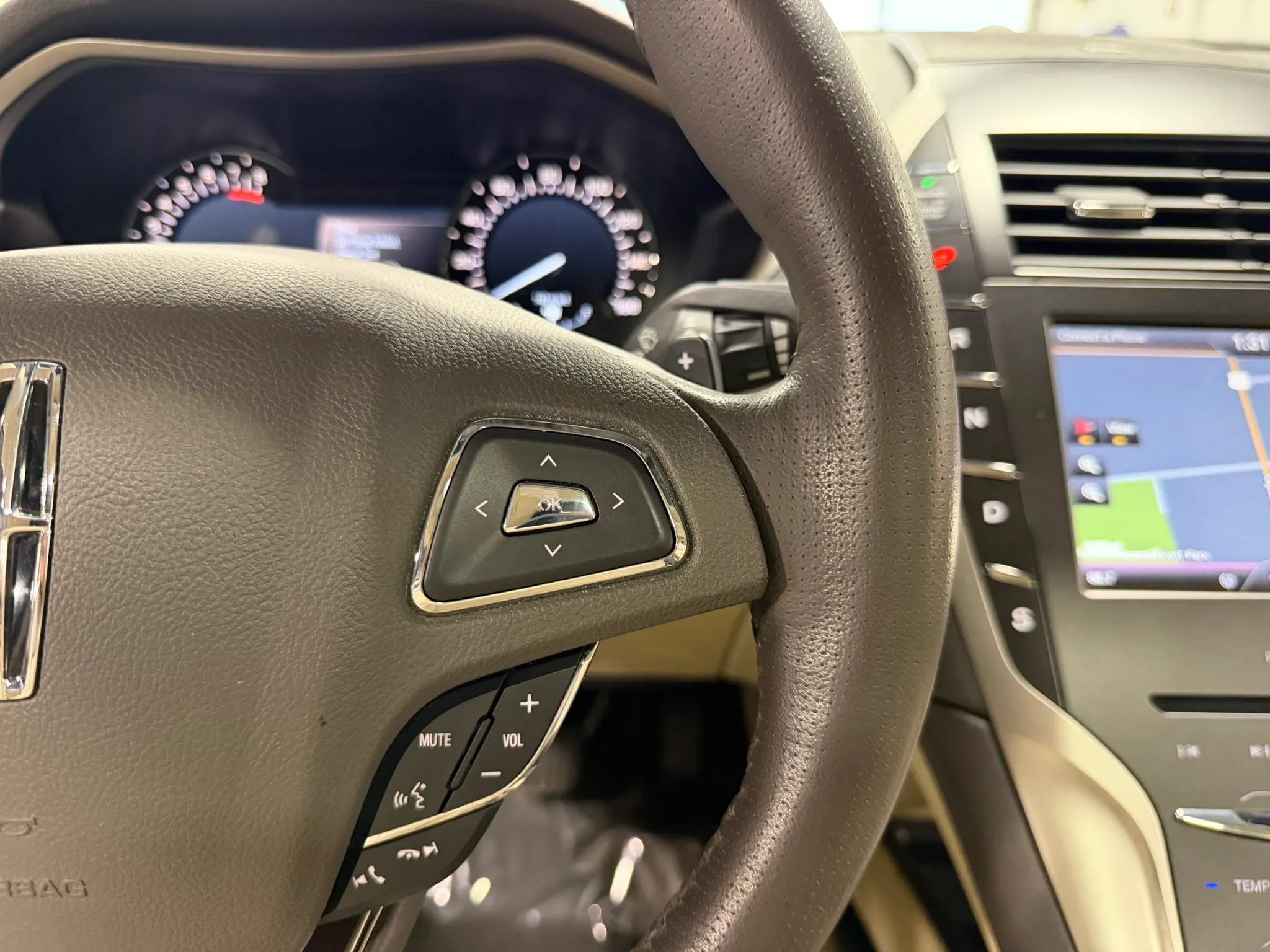 Used 2013 Lincoln MKZ FWD image 16