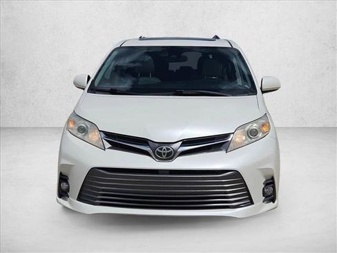 Used 2018 Toyota Sienna XLE FWD image 2
