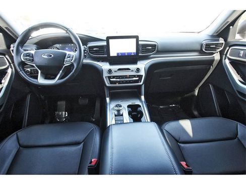 Used 2020 Ford Explorer XLT w/ Equipment Group 202A image 8
