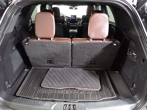 Used 2020 Ford Explorer Platinum w/ Premium Technology Package AWD/4WD image 19