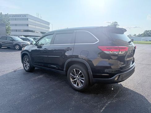 Used 2019 Toyota Highlander XLE AWD/4WD image 4