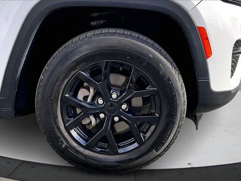 Certified 2024 Jeep Grand Cherokee Altitude image 32