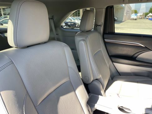 Used 2016 Toyota Highlander Limited image 21