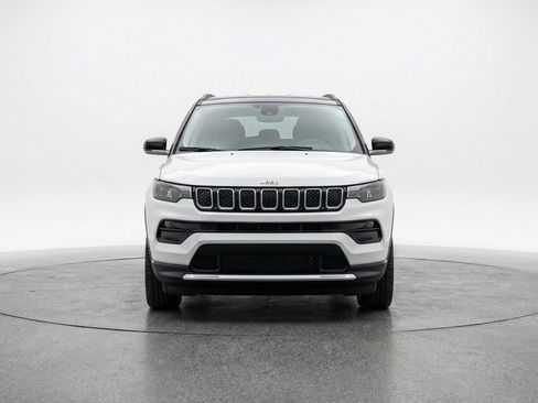 Used 2025 Jeep Compass Limited AWD/4WD image 2