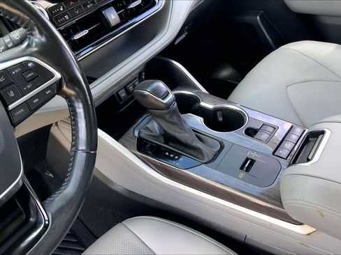 Used 2021 Toyota Highlander Limited FWD image 16