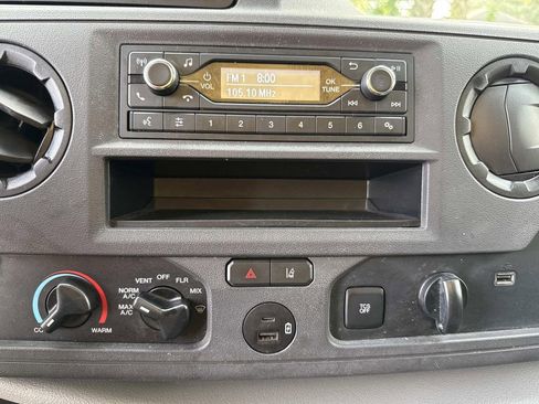 Used 2022 Ford E-350 and Econoline 350 Super Duty image 30