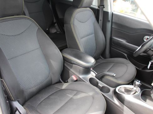Used 2016 Kia Soul + image 15