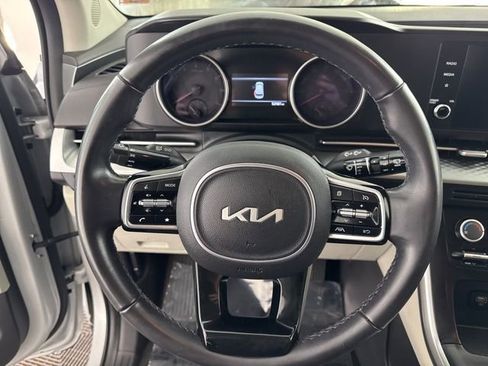 Used 2023 Kia Carnival LX image 31
