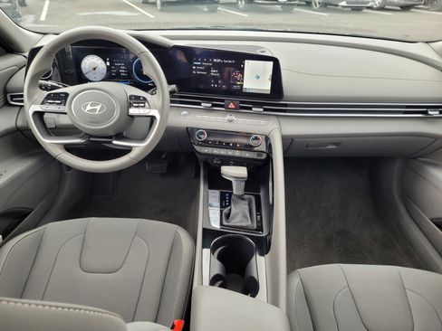 Used 2025 Hyundai Elantra SEL image 15