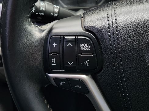 Used 2017 Toyota Highlander Plus FWD image 28