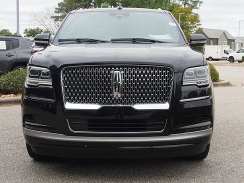 Used 2024 Lincoln Navigator Premiere image 3