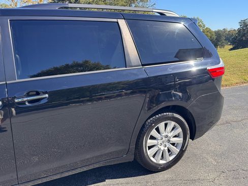 Used 2017 Toyota Sienna Limited Premium image 9