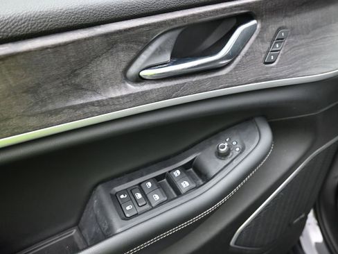 Used 2022 Jeep Grand Cherokee L Limited image 11