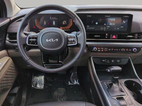Used 2025 Kia Carnival FWD image 20
