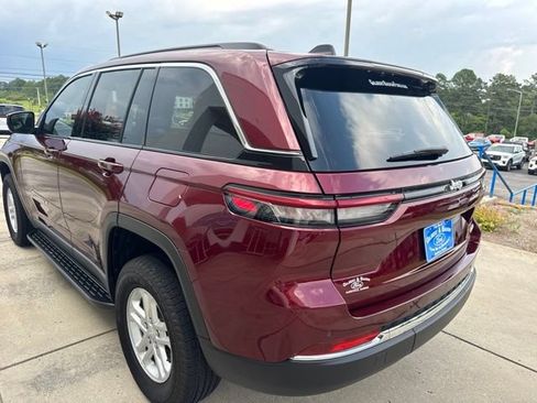 Used 2025 Jeep Grand Cherokee Laredo RWD image 5