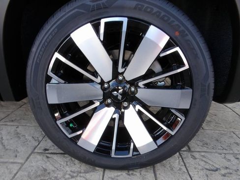 New 2025 Mitsubishi Outlander SE image 12