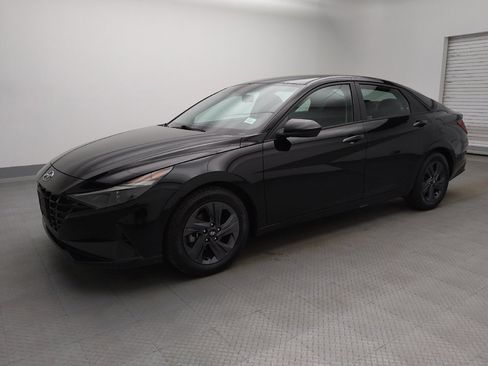 Used 2022 Hyundai Elantra SEL w/ Convenience Package FWD image 2