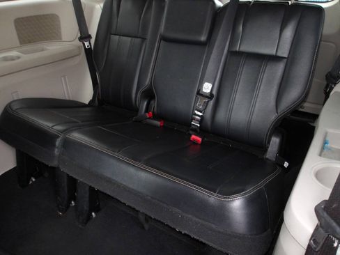Used 2013 Chrysler Town & Country Touring FWD image 21