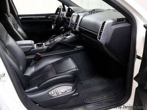Used 2018 Porsche Cayenne image 34