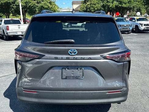 Used 2025 Toyota Sienna XLE FWD image 4